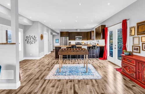 Innisfil House | Art Deco Home near Lake Simcoe w/ Patio + Fire pit