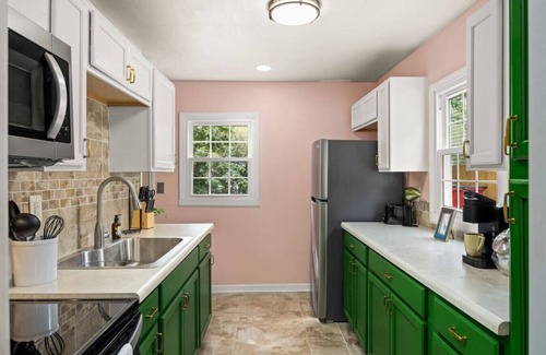 Peoria Heights House | Art Deco Oasis: A Stylish Retreat