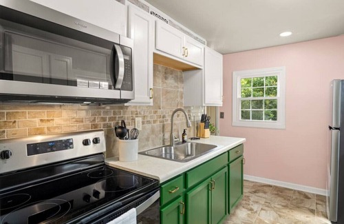Peoria Heights House | Art Deco Oasis: A Stylish Retreat