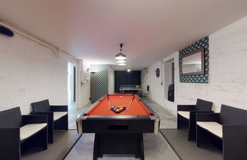 Donville-les-Bains Villa | Art Deco villa facing the sea with fireplace, SPA, Billiards and Table football!