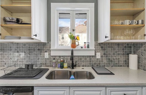 Ward Parkway House | Art Filled 3bd Cozy Waldo Home