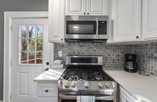 Ward Parkway House | Art Filled 3bd Cozy Waldo Home