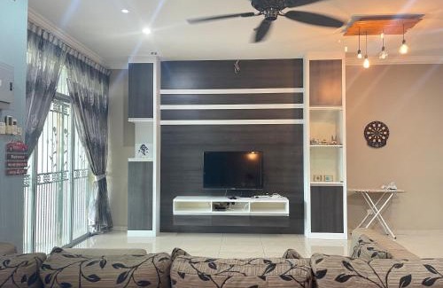 Teluk Intan House | Art Homestay 4 Bedrooms House by Mr Homestay