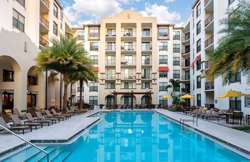 Carver City - Lincoln Gardens Apartment | Art-inspired 1Bd apartment with pool 5min Airport