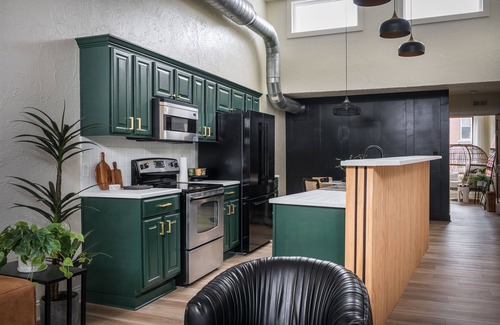 Springfield Apartment | Art Loft Apartment with Office Space