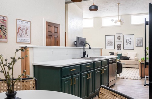 Springfield Apartment | Art Loft Apartment with Office Space