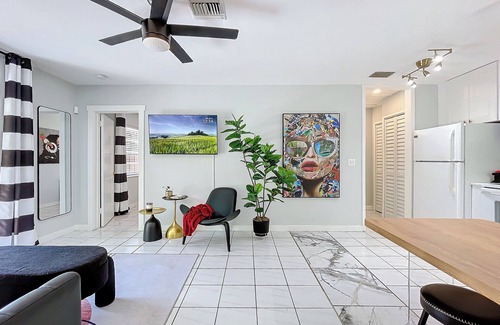 Central Oakland Park Villa | Art Loft: Wilton Manors Retreat