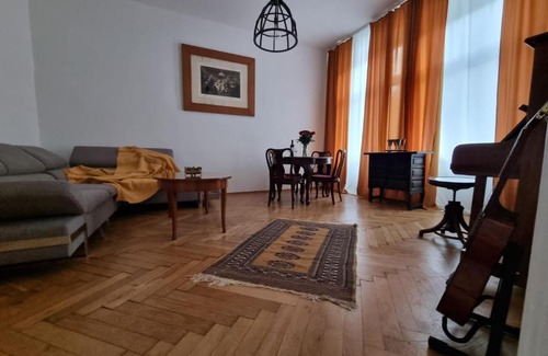 Nibelungen-Viertel Apartment | Art Nouveau Apartment Vienna