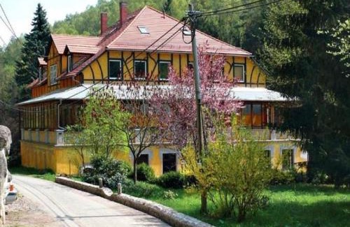 Grossschirma Apartment | Art Nouveau Haven by the Mulde