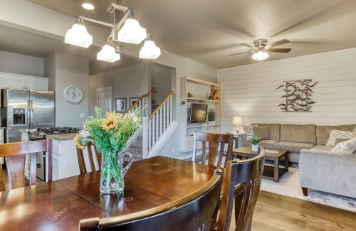 Larkspur House | Artful Adventure! 4BD Cozy Family Retreat for 10!