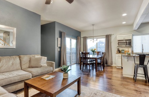 Larkspur House | Artful Adventure! 4BD Cozy Family Retreat for 10!