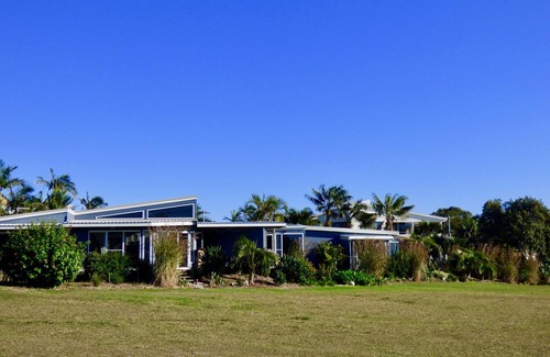 Emerald Beach Apartment | ArtHOUSE Beachfront Accommodation