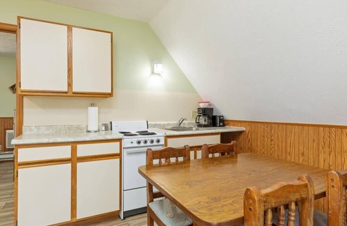 Indian Point Cabin | Artilla Cove Cabin 9- Lakeside- Pool & Hot Tub!