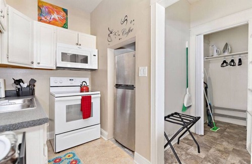 Kansas City Apartment | ★Artist Abode★King Bed★Fast WiFi★0.7mi↣KU Med★