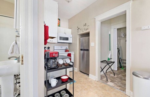 Kansas City Apartment | ★Artist Abode★King Bed★Fast WiFi★0.7mi↣KU Med★