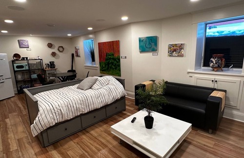 Ecco Apartment | Artist retreat by Lake Bde Maka Ska (5 people) - 2.5 miles to convention center