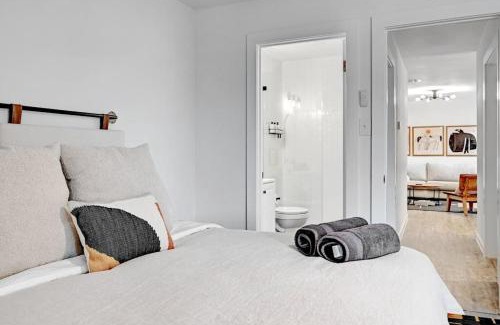 St. Edwards Apartment | Artist Retreat by SoCo - Sleeps 4 - Free Parking