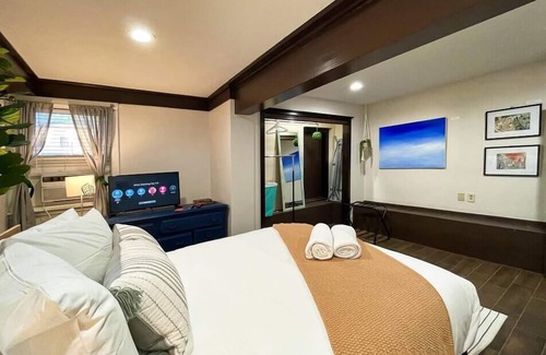 Midtown Sacramento Apartment | Artist's apartment in the heart of the city
