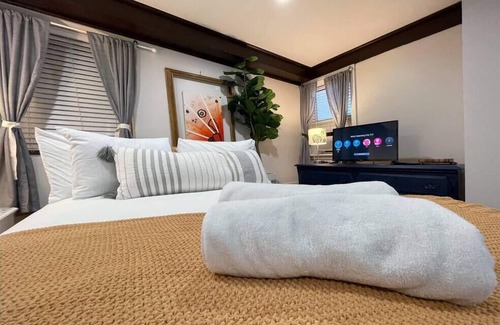 Midtown Sacramento Apartment | Artist's apartment in the heart of the city