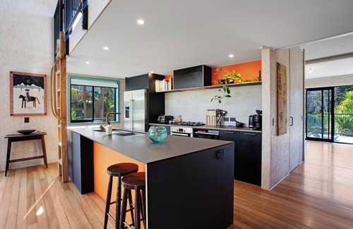 Torbay Apartment | Artist's Colourful Casa with Spa Pool