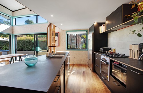 Torbay Apartment | Artist's Colourful Casa with Spa Pool