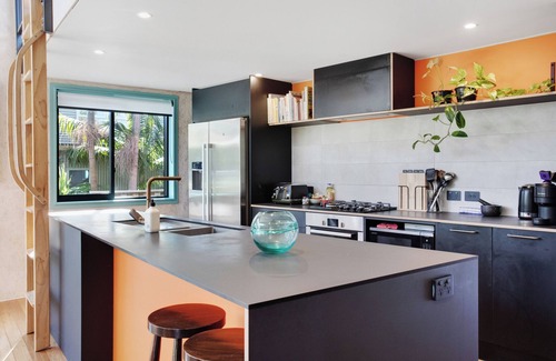 Torbay Apartment | Artist's Colourful Casa with Spa Pool