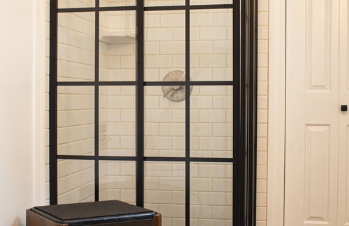 Paris Bed & Breakfast | Artistic Lodging King Suite