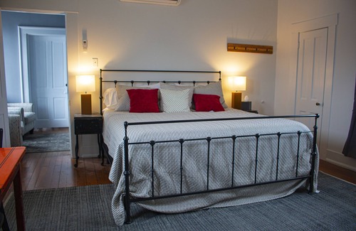 Paris Bed & Breakfast | Artistic Lodging King Suite