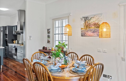 Norman Park House | Artistic Queenslander with Park Views - near City!