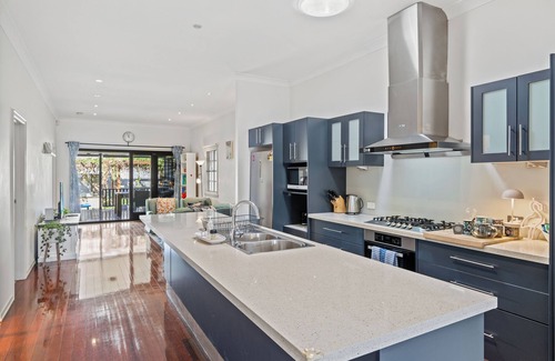 Norman Park House | Artistic Queenslander with Park Views - near City!