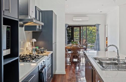 Norman Park House | Artistic Queenslander with Park Views - near City!