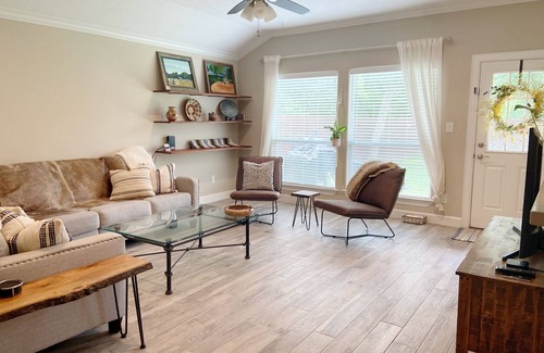 Tomball House | Artists’ Abode - Walk to Main Street!