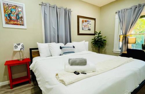 Southeastern Sacramento House | Artists Bungalow ARCADE King Beds near the beat