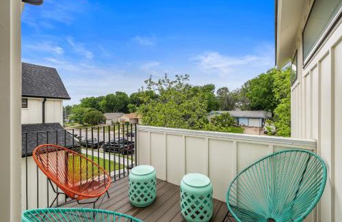 Indian Hills House | Artists Hideaway - Huge Yard and Workspace