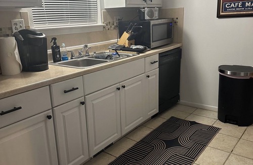 Southfield House | Artsy Cozy & Central! Near Berkeley, Royal Oak, DTWN Detroit, Zoo & Dream cruise