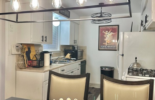 Southfield House | Artsy Cozy & Central! Near Berkeley, Royal Oak, DTWN Detroit, Zoo & Dream cruise