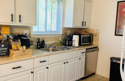 Southfield House | Artsy Cozy & Central! Near Berkeley, Royal Oak, DTWN Detroit, Zoo & Dream cruise