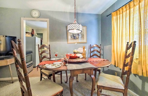 Independence House | Artsy Getaway ~ 8 Miles to Downtown Kansas City!