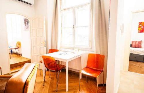 Erzsebetvaros Apartment | Artsy Loft Downtown 2
