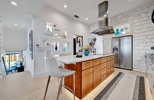 Balcones Village House | Artsy.Luxury Resort style living with POOL and JACUZZI near Downtown!