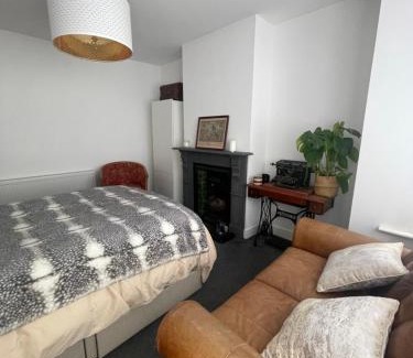 Barling House | Artsy Minimalist Suite