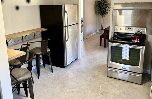 Missionary Ridge House | Artsy Ridgeside Retreat on Main St. - 5 mins from Downtown Chatt