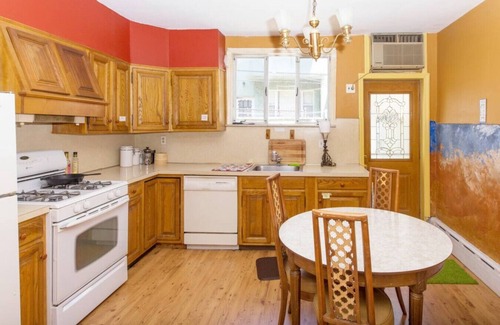 South Philadelphia Apartment | Artsy | Traditional Rowhome | South Philly