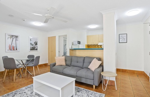 Broadbeach Apartment | Aruba Beach One-Bedroom Apartment in the heart of Broadbeach!