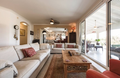 Boegoeroei Villa | Aruban villa in Nord, great view, cozy, safe, short drive to many beaches