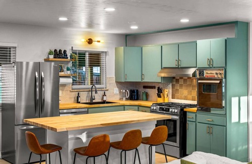 Scenic Heights House | Arvada Hotspot | Modern Vibes | Sauna & Games