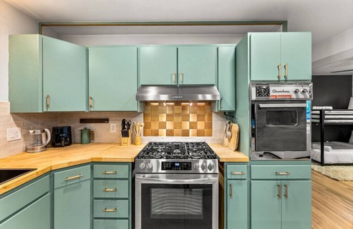 Scenic Heights House | Arvada Hotspot | Modern Vibes | Sauna & Games