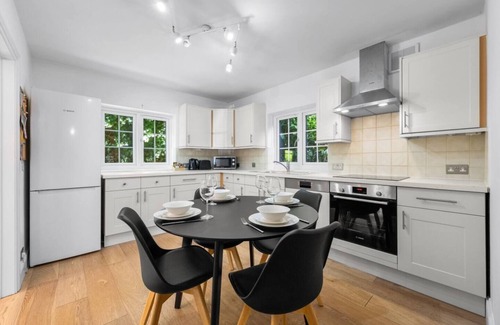 Ascot House | Ascot Haven: 4BR 2Bath FREE Spacious Priv Parking