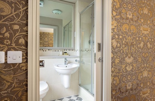 Winkfield Apartment | Ascot Tie - Boutique Royal Ascot Apartment by Windsorian Experience -