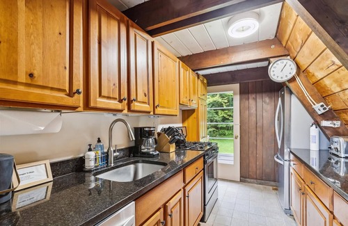 Moscow House | Ashwood Chalet: 3 br, pool table, fireplace, deck & balcony, in Stowe Hollow